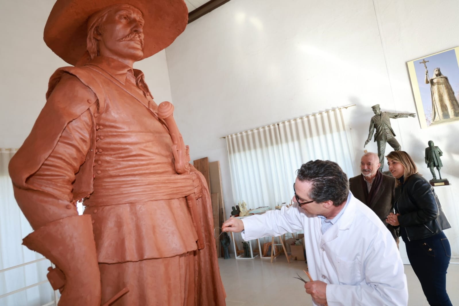Pérez-Reverte avala el monumento a Alatriste con el que Cartagena homenajea al escritor y a los tercios