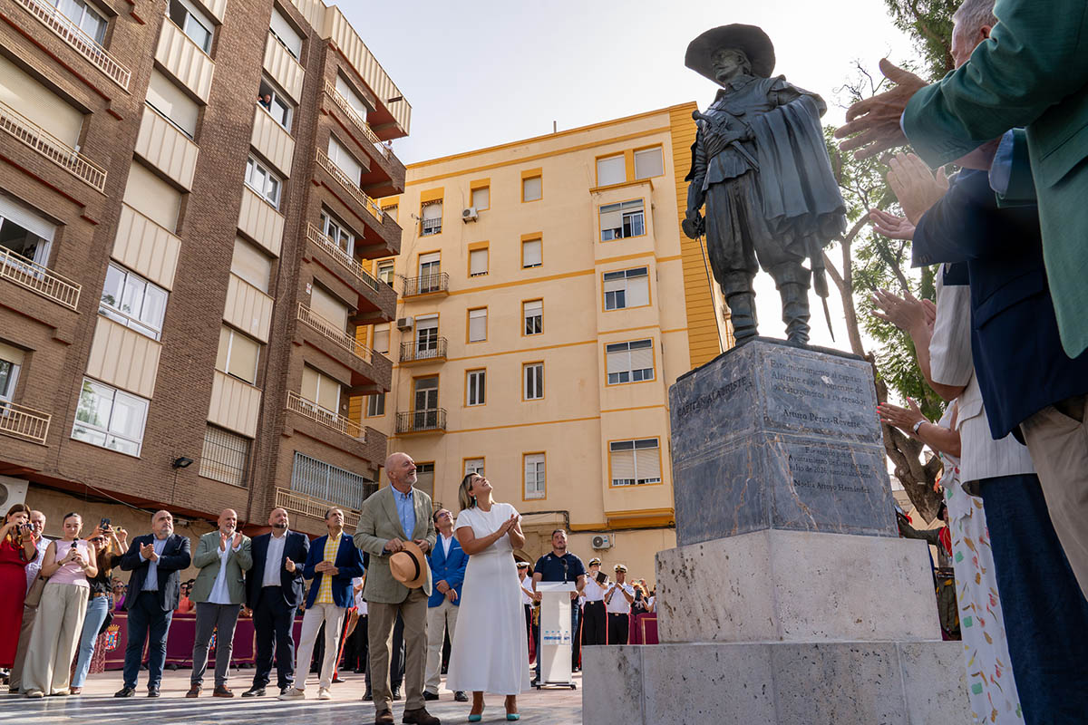 P�rez-Reverte descubre el monumento al capit�n Alatriste, homenaje de Cartagena al escritor