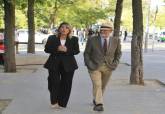 Noelia Arroyo y Arturo P�rez Reverte en la presentaci�n en Madrid del boceto del monumento a Alatriste que se erigir� en Cartagena
