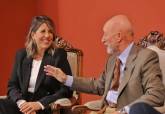 Noelia Arroyo y Arturo P�rez Reverte en la presentaci�n en Madrid del boceto del monumento a Alatriste que se erigir� en Cartagena