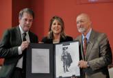 Noelia Arroyo y Arturo P�rez Reverte en la presentaci�n en Madrid del boceto del monumento a Alatriste que se erigir� en Cartagena