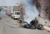 Bomberos de Cartagena extinguen el incendio de tres motocicletas en San Jos� Obrero