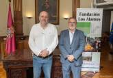 El edil Pablo Braquehais (i) y Joaqu�n Salmer�n, de la Fundaci�n Los �lamos.