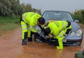 Protecci�n Civil remolca un veh�culo en una carretera de Los Nietos anegada de agua este 17 de octubre de 2026.
