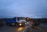 Labores de limpieza de Infraestructuras en la carretera de San Isidro a La Magdalena que atraviesa rambla. 18 octubre 2026.
