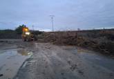 Labores de limpieza de Infraestructuras en la carretera de San Isidro a La Magdalena que atraviesa rambla. 18 octubre 2026.