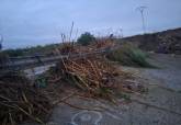 Labores de limpieza de Infraestructuras en la carretera de San Isidro a La Magdalena que atraviesa rambla. 18 octubre 2026.