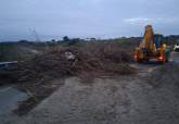Labores de limpieza de Infraestructuras en la carretera de San Isidro a La Magdalena que atraviesa rambla. 18 octubre 2026.
